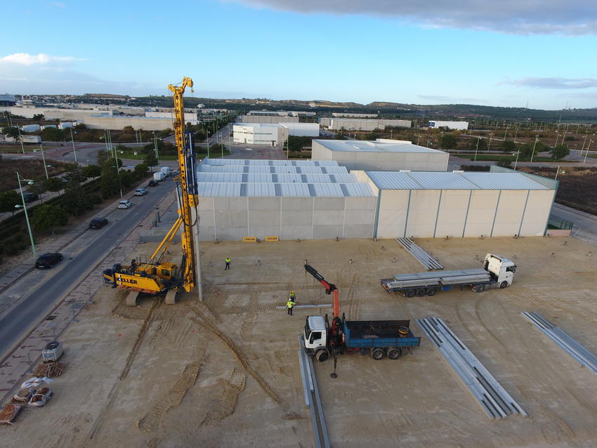 Vista aerea de los trabajos de cimentación de dos naves industriales en Las Salinas, Huelva